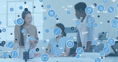 Ofiste tartışan üç farklı kadından oluşan dijital simge ağının görüntüsü. Küresel ağ ve iş teknolojisi kavramı