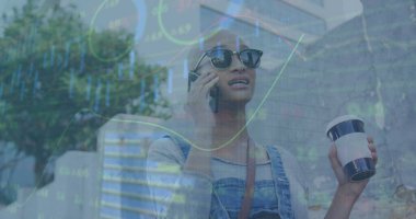 Grafikler, ticaret kurulu, kahve içen ve telefonda konuşan beyaz kel kadın. Dijital bileşik, rapor, güneş gözlüğü, iş, büyüme, borsa, içecek ve teknoloji kavramı.