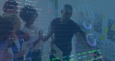 Ofisteki çeşitli iş adamlarıyla ilgili finansal veri işleme resmi. Küresel finans, iş, bağlantılar, hesaplama ve veri işleme kavramı dijital olarak oluşturuldu.