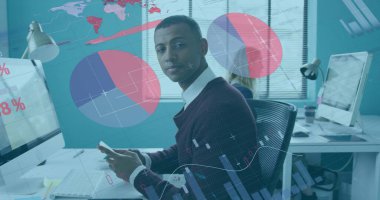 Afro-Amerikan işadamının ofisindeki finansal veri işleme resmi. Küresel hesaplama, dijital arayüz ve veri işleme kavramı dijital olarak oluşturuldu.