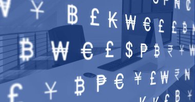 Şeffaf bir arkaplanda hareket eden para birimi işaretlerinin bir resmi. Küresel ağ ve bilgisayar arayüzü teknolojisi kavramı.