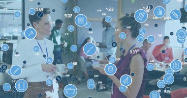 Ofiste kahve içerken tartışan iki beyaz kadın üzerindeki ikonların görüntüsü. Küresel ağ ve iş teknolojisi kavramı