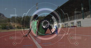 Yarış pistindeki engelli erkek atletin veri işleme görüntüsü. global spor, engellilik ve teknoloji konsepti dijital olarak oluşturulmuş imaj.