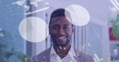 Afro-Amerikalı işadamı ayakta, ofisinde gülümsüyor. Kostüm giyiyor, gelecekteki dijital arayüzle etkileşimde bulunuyor, görevlere odaklanıyor.