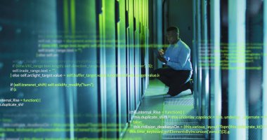 Sunucu odasında dijital tablet kullanan Afro-Amerikan erkek mühendis üzerindeki veri işleme görüntüsü. Bilgisayar arayüzü ve iş veri depolama teknolojisi kavramı