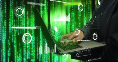 Bilgisayar sunucuları tarafından dizüstü bilgisayar kullanan Afro-Amerikan bir adamın veri işleme görüntüsü. Küresel hesaplama, dijital arayüz ve veri işleme kavramı dijital olarak oluşturuldu.