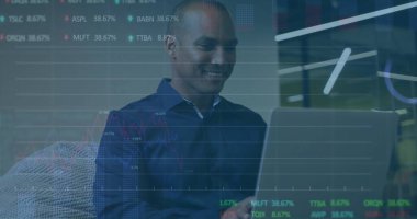 Ticaret kurulu ve afro-amerikan iş adamının ofisteki dizüstü bilgisayarını kullanarak grafikleri. Dijital bileşim, iş dünyası, rapor, ilerleme, yatırım, finans, odak ve teknoloji kavramı.