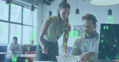 Beyaz erkek ve kadının ofiste tartıştığı dijital simgelerin görüntüsü. Küresel ağ ve iş teknolojisi kavramı