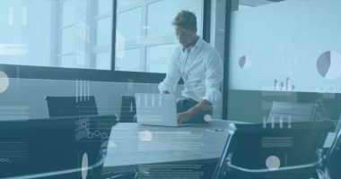 Ofiste dizüstü bilgisayar kullanan düşünceli beyaz bir adam hakkında istatistiksel veri işleme resmi. Bilgisayar arayüzü ve iş veri teknolojisi kavramı