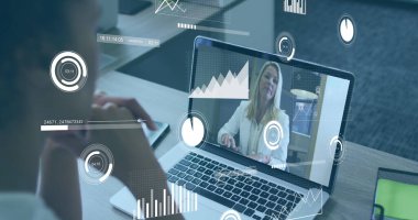 Çeşitli kadın iş arkadaşlarının görüntü çağrısını tartışırken birden fazla grafik görüntüsü. Dijital bileşik, çoklu pozlama, iş, planlama, takım çalışması ve teknoloji kavramı.