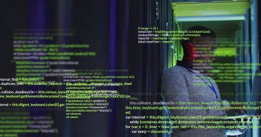 Sunucu odasında dijital tablet kullanan Afro-Amerikan erkek mühendis üzerindeki veri işleme görüntüsü. Bilgisayar arayüzü ve iş veri depolama teknolojisi kavramı