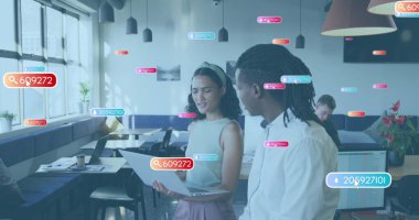 Ofiste dizüstü bilgisayarla tartışan kadın ve erkeğin sosyal medya simgeleri. Sosyal medya ağı ve iş teknolojisi kavramı