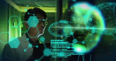 Bilgisayar sunucuları tarafından Asyalı teknisyenle veri işleme görüntüsü. Küresel hesaplama, dijital arayüz ve veri işleme kavramı dijital olarak oluşturuldu.