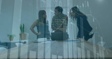 Değişen numaraları olan çoklu grafikler, laptopta raporları tartışan çeşitli iş arkadaşları. Dijital bileşik, çoklu pozlama, iş, büyüme, takım çalışması ve teknoloji kavramı.