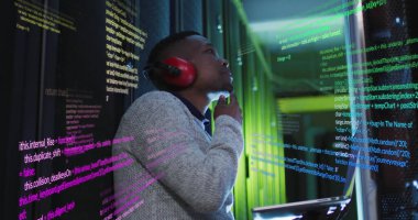 Sunucu odasında dizüstü bilgisayarı olan düşünceli Afro-Amerikan erkek mühendis görüntüsü. Bilgisayar arayüzü ve iş veri depolama teknolojisi kavramı