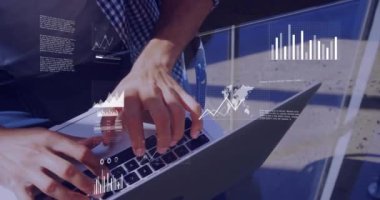 Bilgisayarı kullanan beyaz adamın dijital veri işleme animasyonu. Küresel finans, iş, bağlantılar, hesaplama ve veri işleme kavramı dijital olarak oluşturulmuş video.