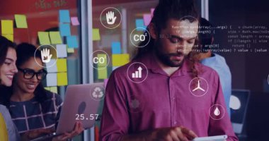 Ofisteki çeşitli iş adamları üzerinde ekolojik ikonlar ve veri işleme animasyonları. Küresel çevre, finans, iş, bağlantılar, hesaplama ve veri işleme kavramı dijital olarak oluşturulmuş video.