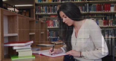 Kütüphanede öğrenen melez kız öğrencilerin diyagramlarının animasyonu. Teknoloji, eğitim ve dijital arayüz kavramı dijital olarak oluşturulmuş video.