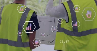 Çeşitli mimarlar üzerinde ekolojik ikonlar ve veri işleme animasyonları. Küresel çevre, finans, iş, bağlantılar, hesaplama ve veri işleme kavramı dijital olarak oluşturulmuş video.