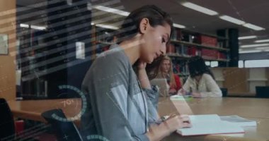 Çift ırklı kız öğrencilerin okumasıyla ilgili şema ve veri işleme animasyonları. Teknoloji, eğitim ve dijital arayüz kavramı dijital olarak oluşturulmuş video.