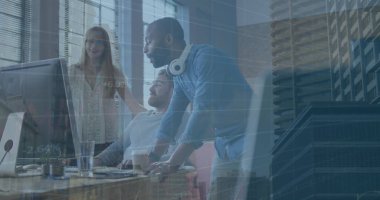 Raporları tartışan farklı iş arkadaşlarına karşı binaların üzerindeki grafiklerin ve değişen sayıların görüntüsü. Dijital bileşik, çoklu pozlama, iş, takım çalışması, ofis ve teknoloji konsepti.