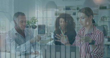 Ofisteki çeşitli iş adamlarıyla ilgili finansal veri işleme resmi. Küresel iş, finans, bilgisayar ve veri işleme kavramı dijital olarak oluşturulmuş görüntü.