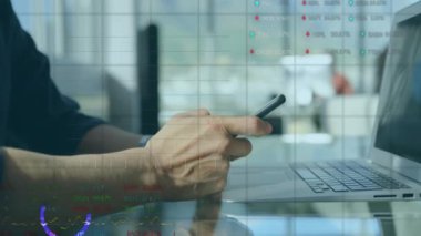 Ofiste akıllı telefon kullanan Kafkasyalı işadamı üzerinde şema ve borsa animasyonları. Teknoloji, iş ve dijital arayüz kavramı dijital olarak oluşturulmuş video.
