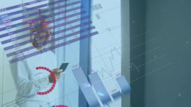 Akıllı telefon kullanan beyaz iş adamının finansal veri işleme animasyonu. Küresel iş, finans, iletişim ve dijital arayüz kavramı dijital olarak oluşturulmuş video.