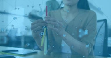 Ofiste çalışan Asyalı iş kadınının ikonlarıyla olan bağlantıların animasyonu. Teknoloji, iş ve dijital arayüz kavramı dijital olarak oluşturulmuş video.