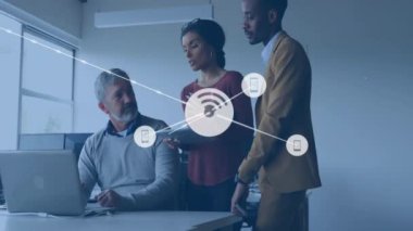 Çeşitli iş adamlarının iş hakkında konuştuğu simgelerle bağlantı ağının animasyonu. Teknoloji, iş ve dijital arayüz kavramı dijital olarak oluşturulmuş video.