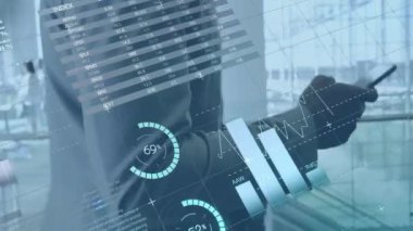 Akıllı telefon kullanan beyaz iş adamının finansal veri işleme animasyonu. Küresel iş, finans, iletişim ve dijital arayüz kavramı dijital olarak oluşturulmuş video.