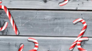 Ahşap arka planda fotokopi alanı olan Noel şekerlerinin animasyonu. Noel, şenlik, kutlama ve gelenek konsepti dijital olarak oluşturuldu.