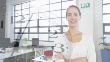 Kafkas iş kadınının ofisteki hareketli saatinin animasyonu. Teknoloji, iş ve dijital arayüz kavramı dijital olarak oluşturulmuş video.