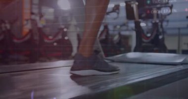 Koşu bandında koşan melez bir kadın için finansal veri işleme animasyonu. Küresel spor, aktif yaşam tarzı, iş, bağlantılar, hesaplama ve veri işleme kavramı dijital olarak oluşturulmuş video.