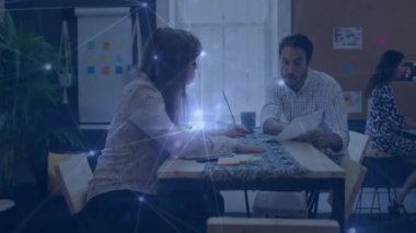 Ofisteki çeşitli iş adamlarıyla olan bağlantıların animasyonu. Küresel finans, iş, bağlantılar, hesaplama ve veri işleme kavramı dijital olarak oluşturulmuş video.