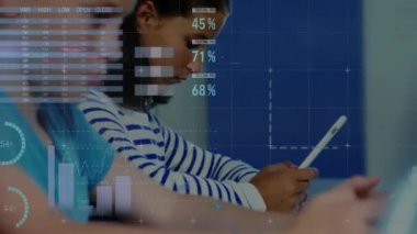 Sınıfta tablet kullanan beyaz öğrencilerin veri işleme ve diyagramlarının animasyonu. Teknoloji, eğitim ve dijital arayüz kavramı dijital olarak oluşturulmuş video.