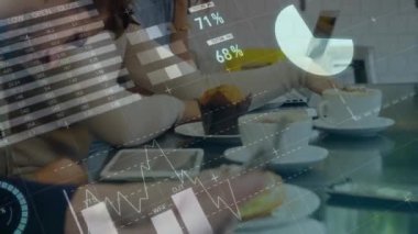 Ofiste akıllı telefon kullanan beyaz iş adamının veri işleme ve diyagramlarının animasyonu. Teknoloji, iş ve dijital arayüz kavramı dijital olarak oluşturulmuş video.