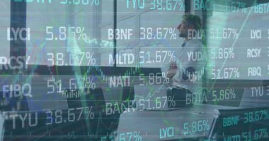 Ofiste çalışan iş adamlarının mali veri işleme görüntüsü. Global, dijital arayüz ve teknoloji konseptini dijital olarak oluşturulan imajı finanse eder.