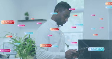 Ofiste dijital tablet kullanan Afro-Amerikan bir adama karşı sosyal medya ikonları. Sosyal medya ağı ve iş teknolojisi kavramı