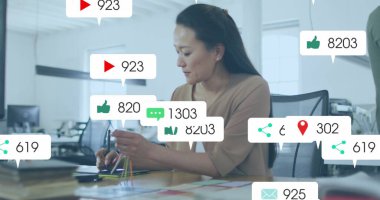Çeşitli iş adamlarının üzerinde rakamlar olan sosyal medya simgeleri. Küresel iş, sosyal medya ve dijital arayüz kavramı dijital olarak oluşturulmuş görüntü.