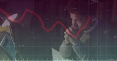 Melez iş adamının mali veri işleme görüntüsü. Küresel iş, finans, hesaplama ve veri işleme kavramı dijital olarak oluşturulmuş görüntü.