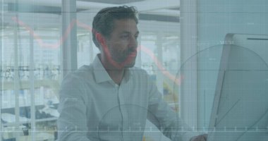 Ofisteki bilgisayarı kullanan beyaz iş adamının mali veri işleme görüntüsü. Küresel ağlar, hesaplama, iş, finans ve veri işleme kavramı dijital olarak oluşturuldu.