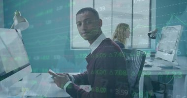 Ofiste çalışan melez iş adamının mali veri işleme görüntüsü. Küresel iş, finans, bilgisayar ve veri işleme kavramı dijital olarak oluşturulmuş görüntü.