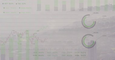 Şehir manzarası üzerinde finansal veri işleme resmi. Küresel iş, finans, hesaplama ve veri işleme kavramı dijital olarak oluşturulmuş görüntü.