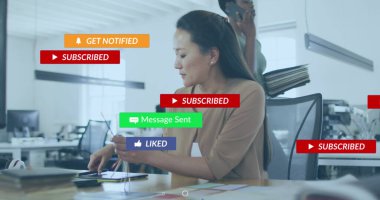 Sosyal medya simgeleri, farklı iş adamlarının üzerinde metinler. Küresel iş, sosyal medya ve dijital arayüz kavramı dijital olarak oluşturulmuş görüntü.