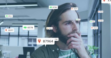 Çeşitli iş adamlarının üzerinde rakamlar olan sosyal medya simgeleri. Küresel iş, sosyal medya ve dijital arayüz kavramı dijital olarak oluşturulmuş görüntü.