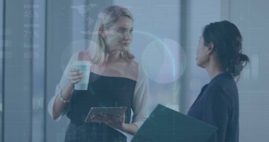 Akıllı telefon kullanan bir adamın, dünya ve veri işleme görüntüsü. Küresel iş bağlantıları dijital arayüz ve teknoloji konsepti dijital olarak oluşturulmuş görüntü.