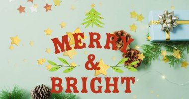 Hediyeler ve dekorasyonlar üzerine neşeli ve parlak metin ve yıldızların görüntüsü. Noel, gelenek ve kutlama konsepti dijital olarak oluşturulmuş imaj.