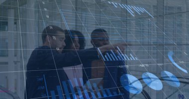 Çeşitli iş adamları üzerinde finansal veri işleme görüntüsü. Küresel iş, finans, hesaplama ve veri işleme kavramı dijital olarak oluşturulmuş görüntü.