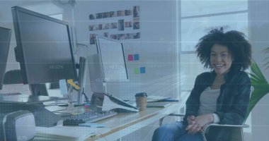 Ofiste çalışan melez iş kadınının mali veri işleme görüntüsü. Küresel iş, finans, bilgisayar ve veri işleme kavramı dijital olarak oluşturulmuş görüntü.